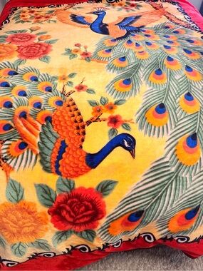 Vibrant Peacock Print Plush Throw - Yellow & Blue